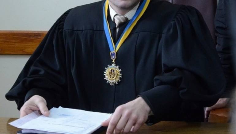 Суддя, призначений Зеленським в один із судів Вінниччини, разом із дружиною має 450 соток землі