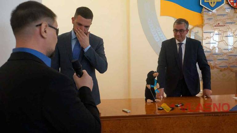 У Вінниці Зеленського заочно прийняли до товариства незрячих