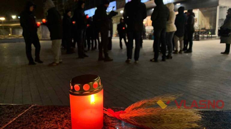 Запалювали лампадки змерзлими пальцами, а через дорогу лунав салют  - вінничани вшанували жертв Голодомору (ФОТО)