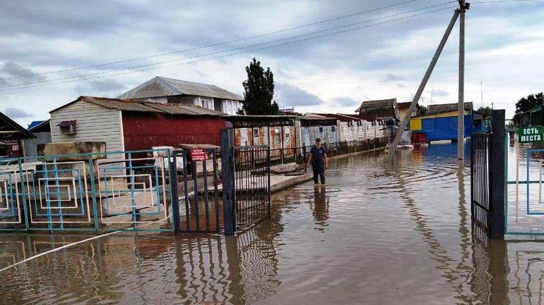 У курортній Кирилівці злива затопила 10 баз відпочинку (ФОТО)