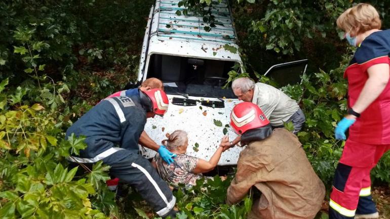 На Вінниччині пенсіонерка самостійно вибиралась з автівки, що злетіла у кювет