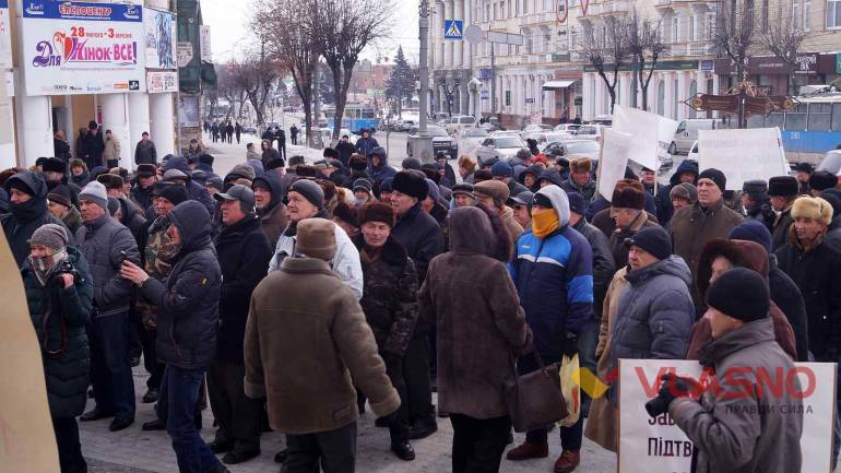 Військові пенсіонери Вінниччини вимагають перерахувати пенсії, поки вони живі (ФОТО)