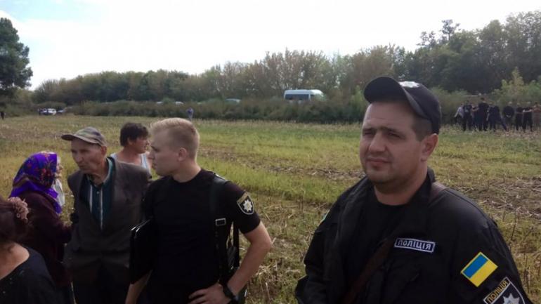 На Вінниччині за участі поліцейського агрофірма намагається рейдернути 70 га паїв з соняшником