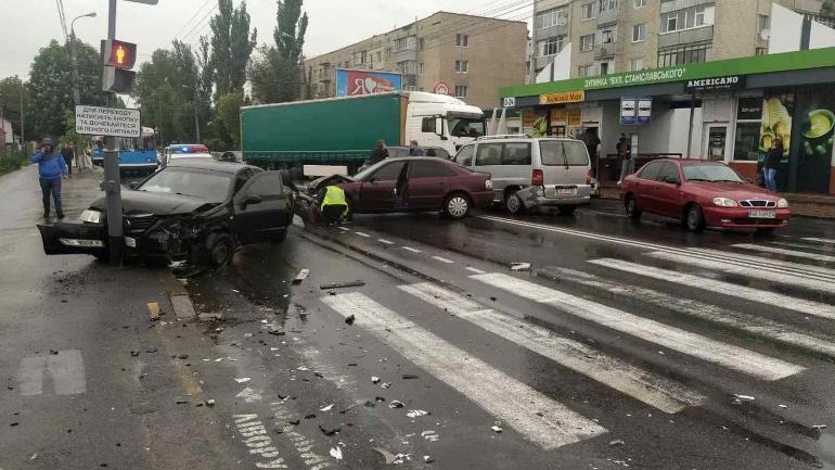 У Вінниці зіштовхнулись три легковики та вантажівка (ФОТО)