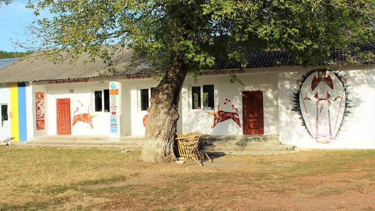 На Вінниччині чоловік розписав будівлю місцевого клубу
