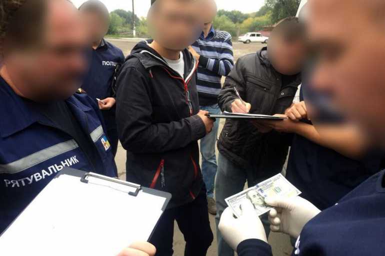 рятувальника взяли на хабарі фото