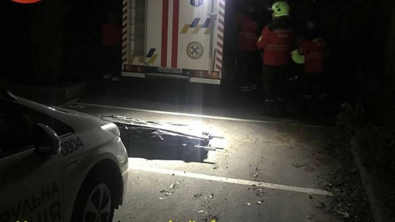 В Києві під час побачення 19-річна дівчина загинула, впавши в шахту ліфта