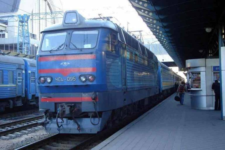 &ldquo;Укрзалізниця&rdquo; бесплатно вивозить людей із зони АТО