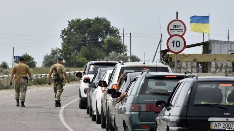 45 осіб пропустили через закриті КПВВ на межі з Кримом для меддопомоги
