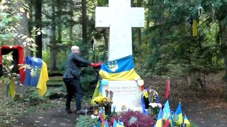Проросійський пропагандист потоптався на могилі Бандери у Мюнхені (ВІДЕО)