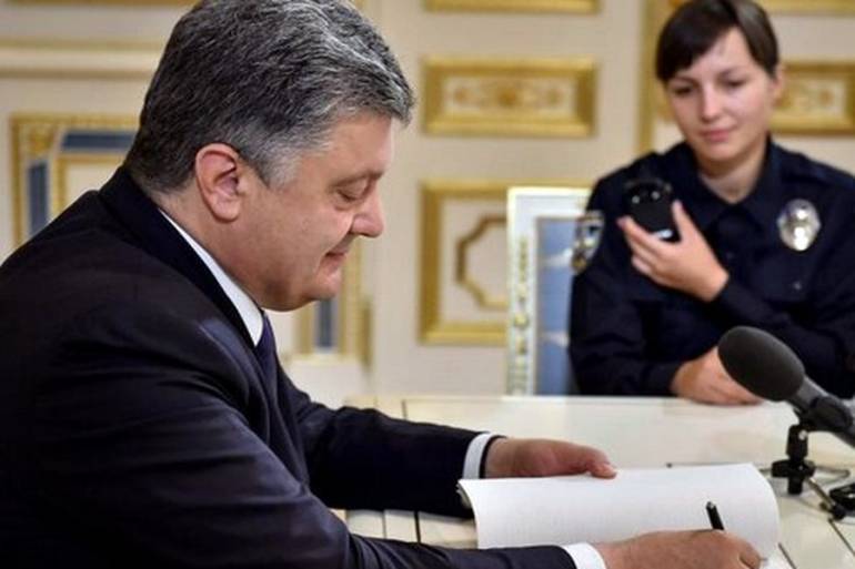 Петро Порошенко підписав закон про поліцію фото