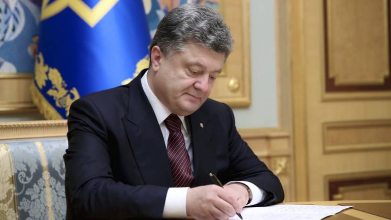 Порошенко підписав закон про приєднання сільських і селищних ОТГ до міст обласного значення