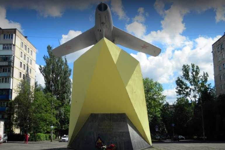 пам'ятник загиблим льотчикам у Вінниці фото