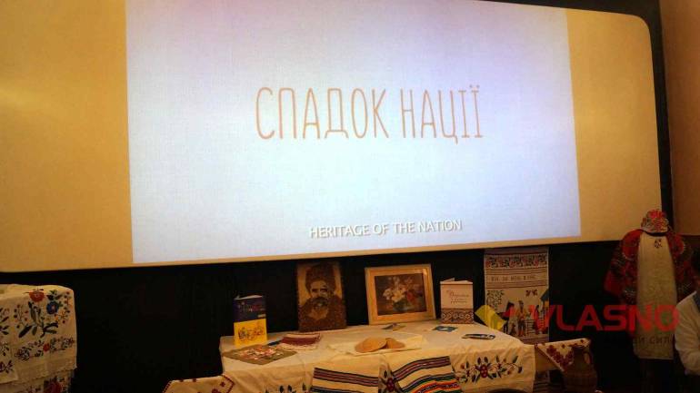 День вишиванки в &laquo;Кіно Поділля&raquo;: вінничани грали на бандурі, милувались старовинною вишивкою та переглядали &laquo;Спадок нації&raquo; (ФОТО)