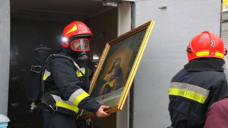 У Вінниці рятувальники ліквідовували пожежу в каплиці