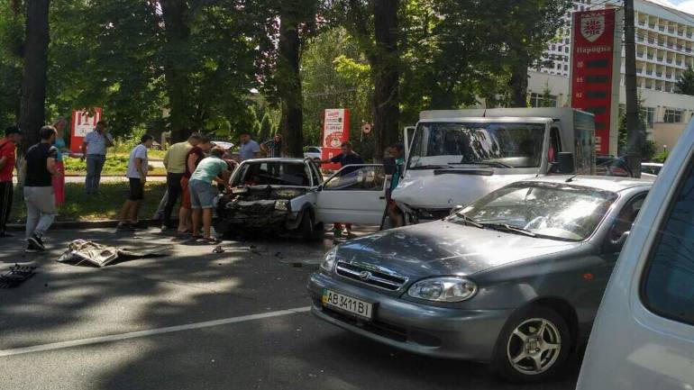 Водій без свідомості та затиснута в авто пасажирка: у Вінниці сталось ДТП