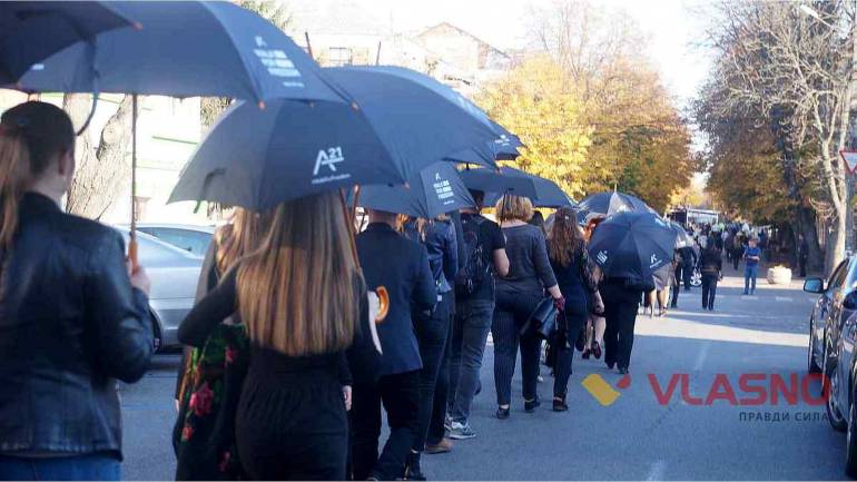Люди у чорному у Вінниці влаштували мовчазну ходу (ФОТО)