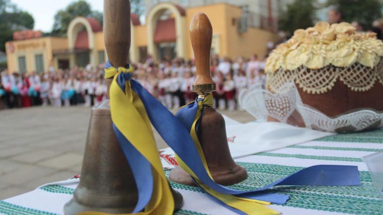 Школам порадили обійтися без останніх дзвоників та випускних вечорів