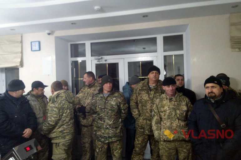 атовці прийшли до чиновників, щоб обміняти медалі на допомогу дитині фото