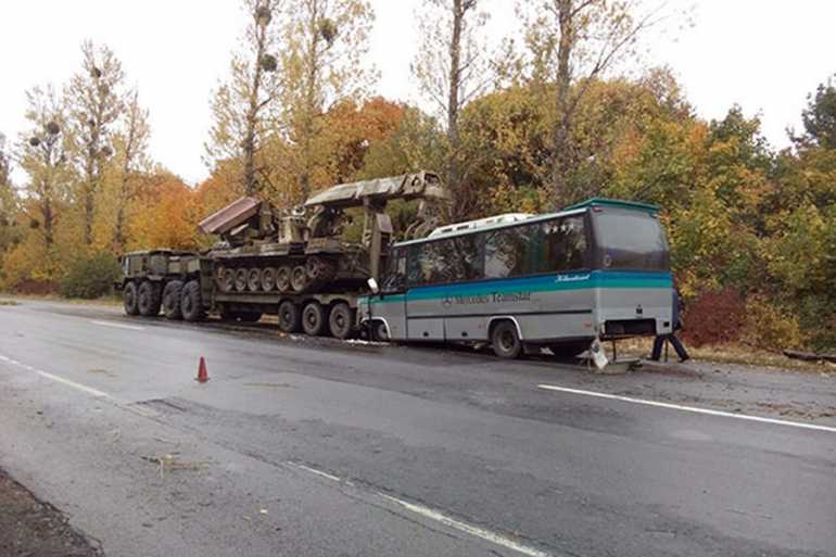 пасажирський автобус в'їхав у військовий тягач фото
