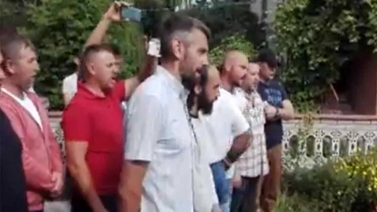 На Вінниччині &laquo;тітушки&raquo; УПЦ МП не пускали прихожан ПЦУ до храму (ВІДЕО)