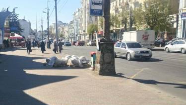 У Вінниці біля міськради помер чоловік