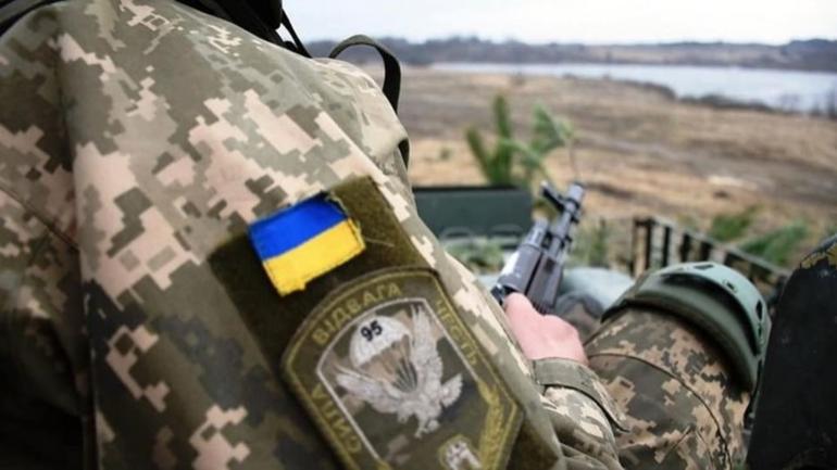 Двоє військових на Донбасі підірвалися на міні