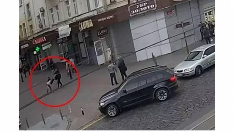 бійка навпроти міськради фото