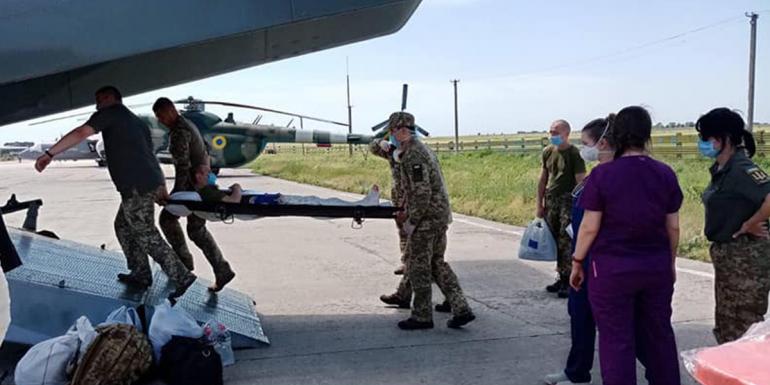 До Вінниці прибув літак з пораненими військовими