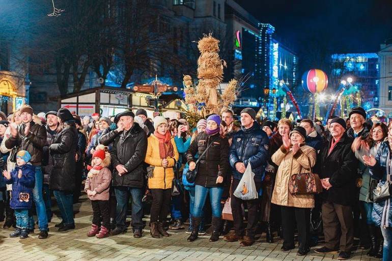 Різдвяного дідуха встановили у центрі Вінниці