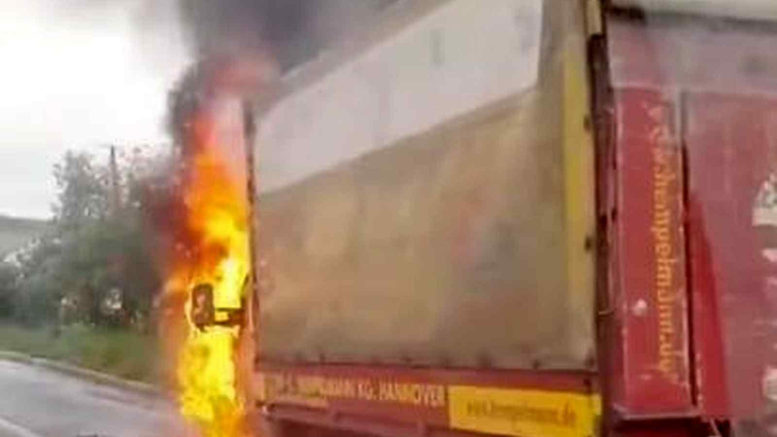 Посеред дороги на Вінниччині загорівся мікроавтобус з товарами сільськогосподарського призначення