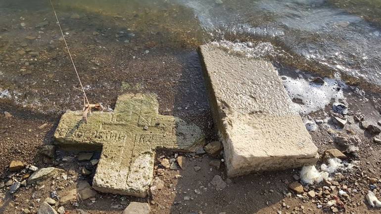 Хрести старовинного кладовища омивають води Дністра