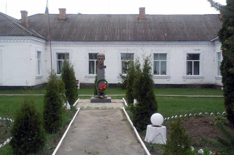 пам'ятник Василю Стусу у Рахнівці фото