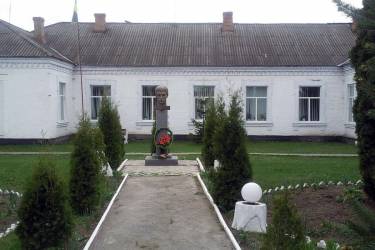 пам'ятник Василю Стусу у Рахнівці фото