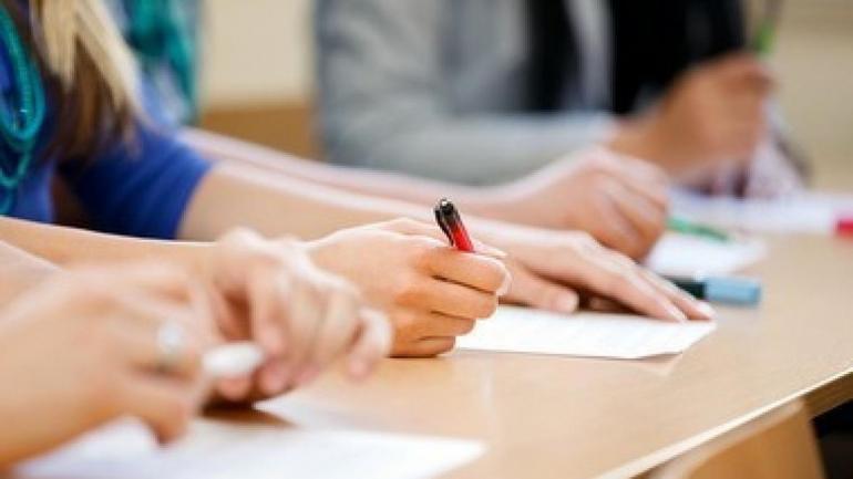 Іноземці в Україні російською не навчатимуться