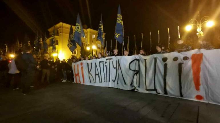 У Києві влаштували акцію протесту через &laquo;формулу Штайнмаєра&raquo;