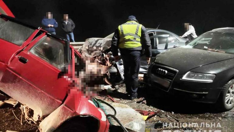 Під Вінницею зіштовхнулися три автівки: один водій загинув