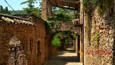 Тисячирічне місто висікли з каменю в Каталонських горах