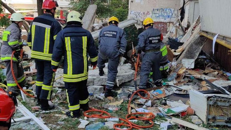 Вибух у Києві: рятувальники дістали з-під завалів  дитину, її батьків поки не знайшли