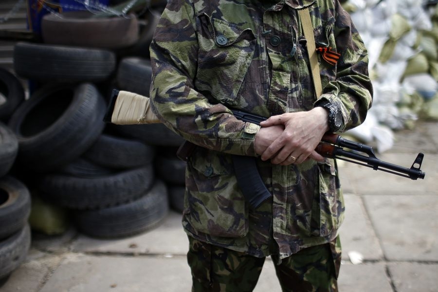 Терористи захопили три адміністративні будівлі у Донецьку