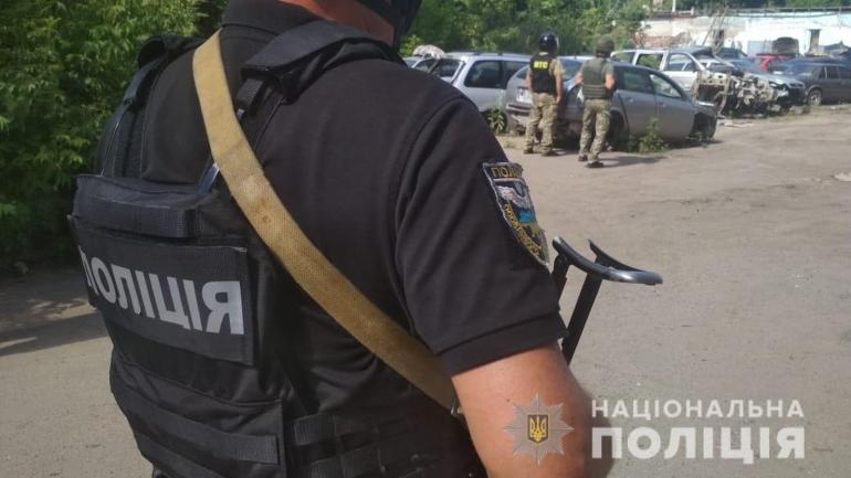 У Полтаві поліцейські намагаються затримати викрадача авто, який погрожує гранатою