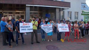 &laquo;Ми хочемо працювати&raquo; &ndash; працівники заводу на Вінниччині пікетували Господарський суд