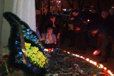 Вінничани з вогниками в руках вшанували жертв Голодомору