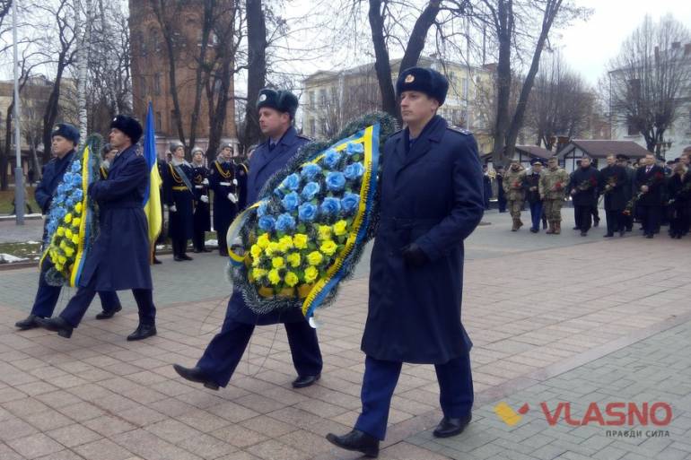 покладання квітів біля Меморіалу Слави з нагоди відзначення Дня Збройних сил України у Вінниці фото