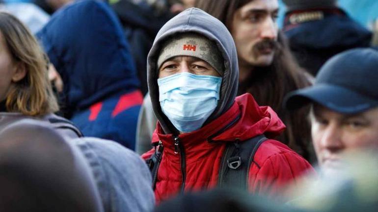 Кабмін заборонив перебувати в громадських місцях без маски і документів