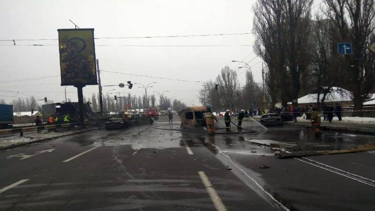 У Києві від вантажівки загорілося 4 авто, бо їй знесло вантажем кабіну