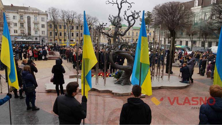 У Вінниці на двох площах вшанували пам'ять Небесної сотні (ФОТО)
