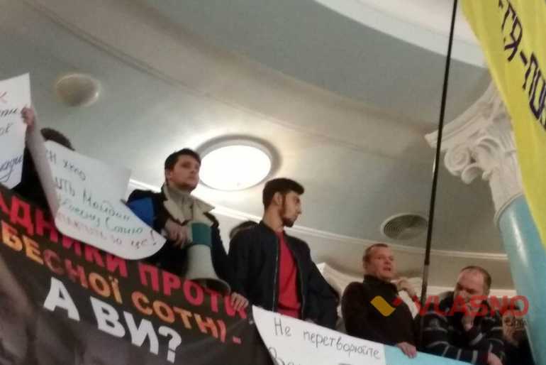 Позачергова сесія Вінницької обласної ради: між активістами виникла словесна сутичка