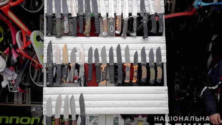 На Вінниччині чоловік продавав на ринку незаконно зброю