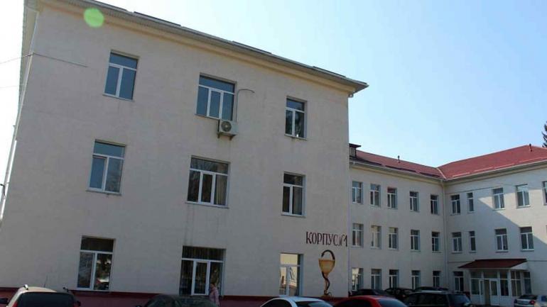 Четверо пацієнтів та десять лікарів Калинівської райлікарні ізолювали через хвору на коронавірус